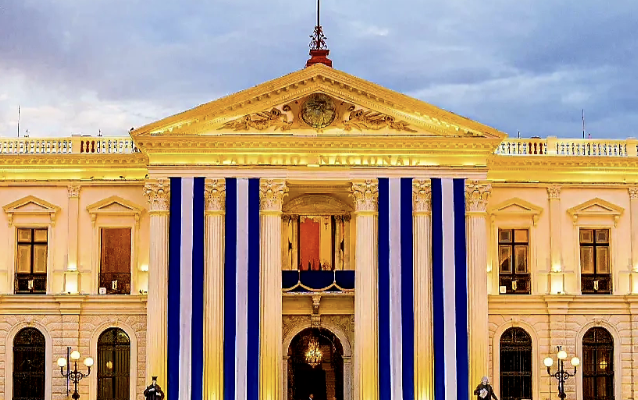 El Salvador: Ruth López activista detenida exige transparencia judicial mientras enfrenta cargos por corrupción